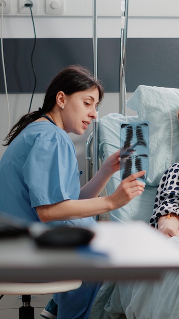 Foto giovane donna che usa il portatile in clinica