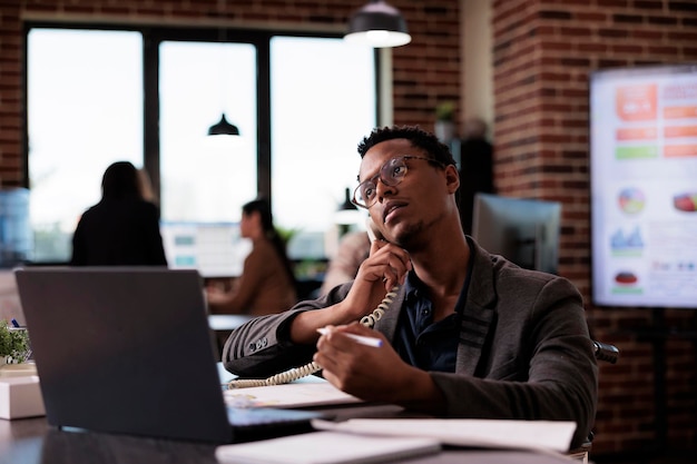 Photo young woman using laptop at desk in office