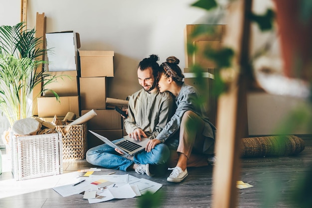 Photo young woman using laptop at home