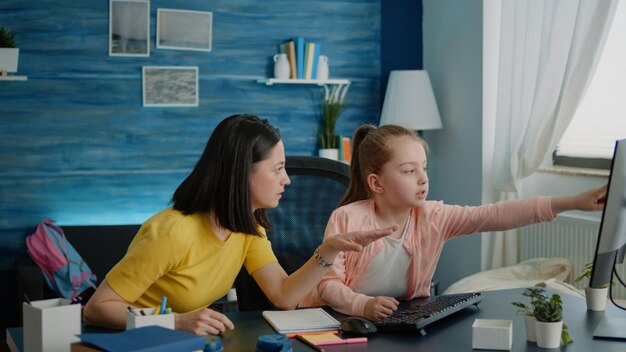 Photo young woman using laptop at home