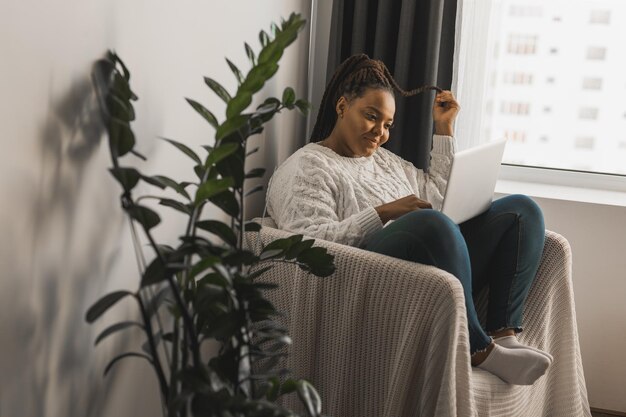 Photo young woman using laptop at home