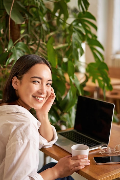 Photo young woman using laptop at home