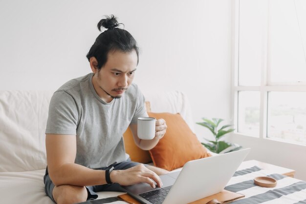 Photo young woman using laptop at home