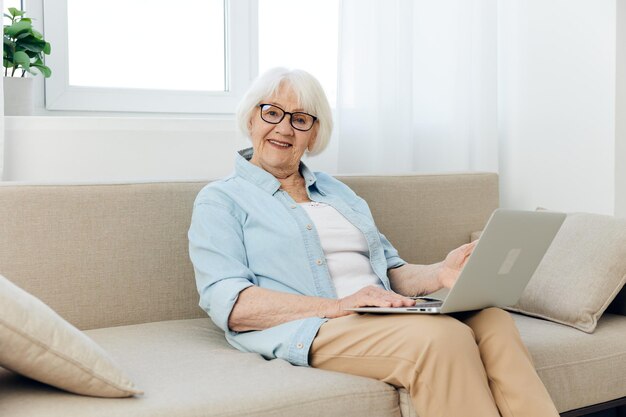 Photo young woman using laptop at home