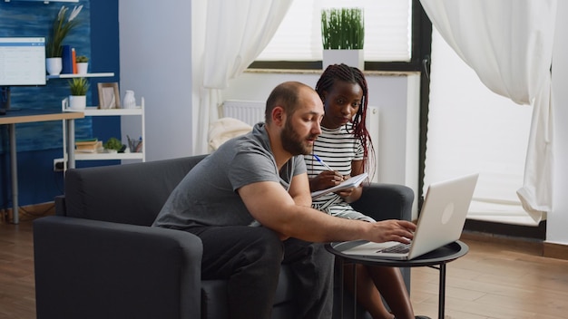 Photo young woman using laptop at home