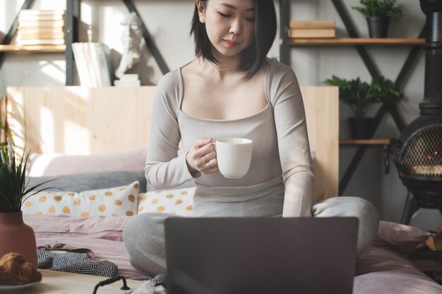 사진 레스토랑에서 노트북을 사용하는 젊은 여성