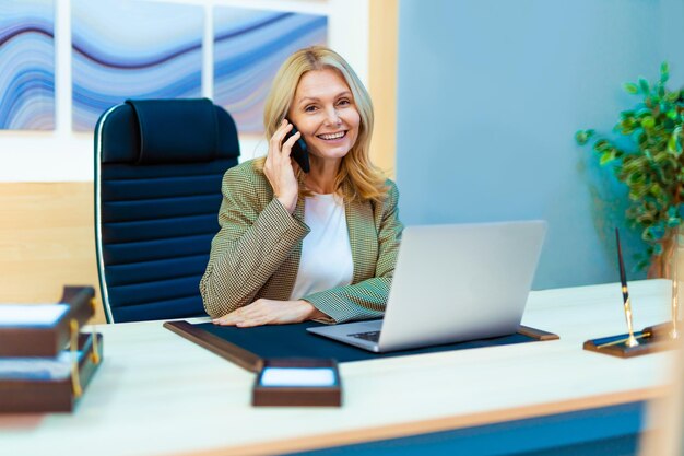 Photo young woman using laptop at office