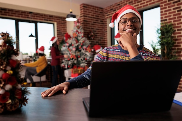 Photo young woman using laptop at office