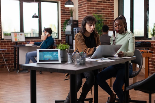 Photo young woman using laptop at table