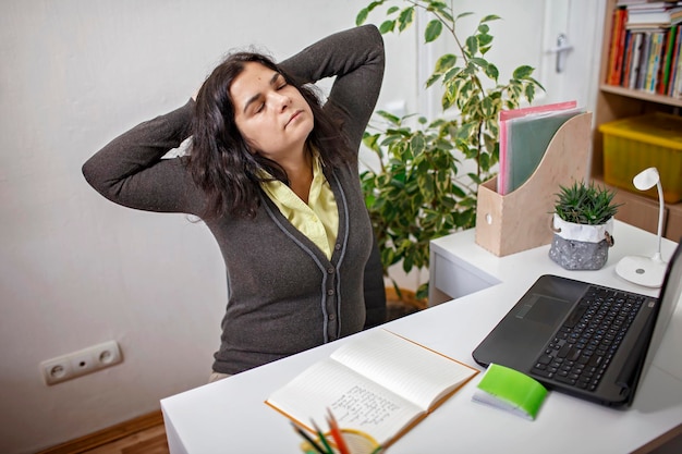 Photo young woman using laptop on table