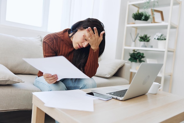 Photo young woman using laptop at table