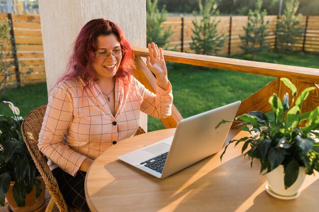 Photo young woman using laptop at table