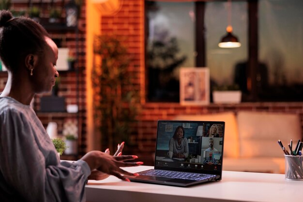 Photo young woman using laptop at table