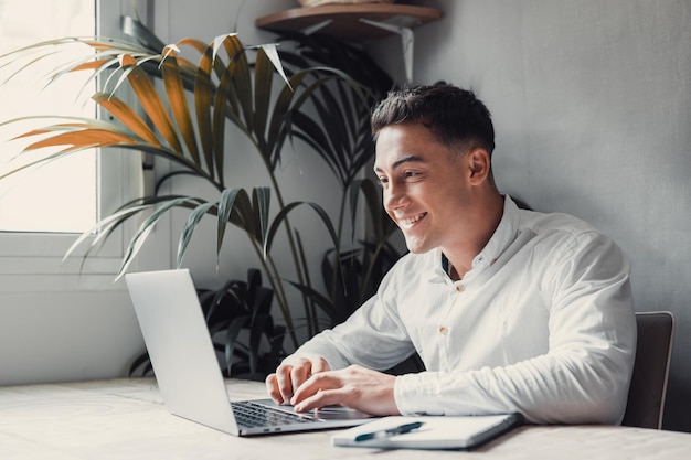 Photo young woman using laptop at table