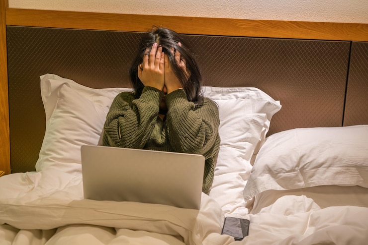 Photo young woman using laptop while lying on bed at home