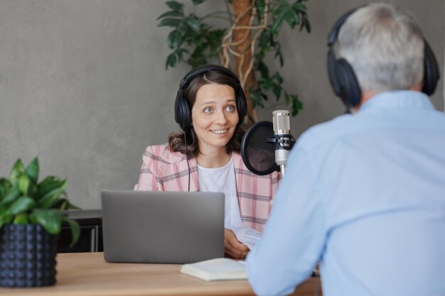 写真 テーブルに座ってラップトップを使用する若い女性