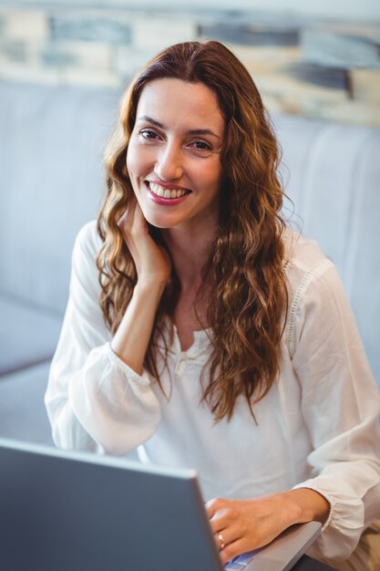 Photo young woman using laptop