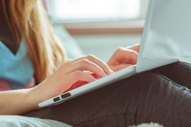 Photo young woman using laptop