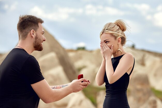 Photo young woman using mobile phone against sky