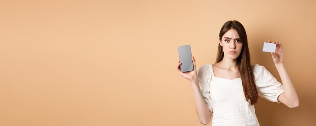 Foto giovane donna che usa il cellulare sullo sfondo giallo