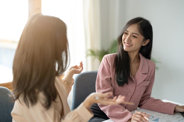 사진 집에서 드폰을 사용하는 젊은 여성