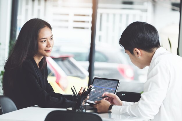 写真 テーブルで携帯電話を使っている若い女性