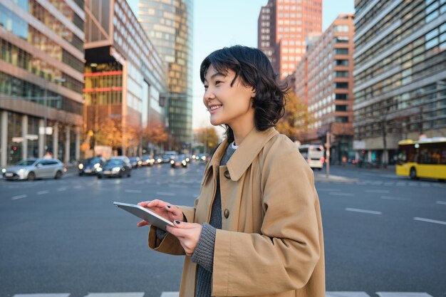 都市で携帯電話を使っている若い女性