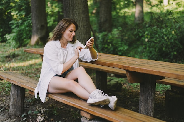 携帯電話を使用する若い女性 ライフ スタイル モビリティと現代の無線通信技術の概念