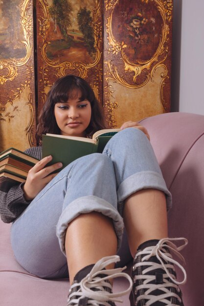 Photo young woman using mobile phone at home