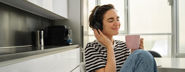 Photo young woman using mobile phone at home