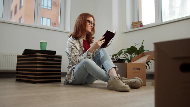 Photo young woman using mobile phone at home