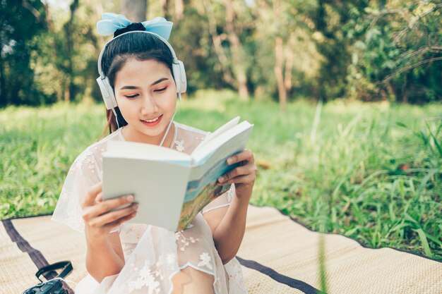 写真 畑で携帯電話を使っている若い女性