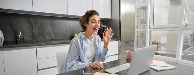 Photo young woman using mobile phone in office