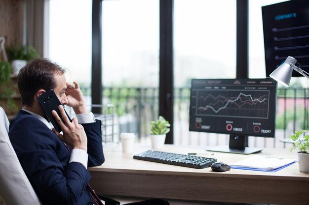 Photo young woman using mobile phone in office