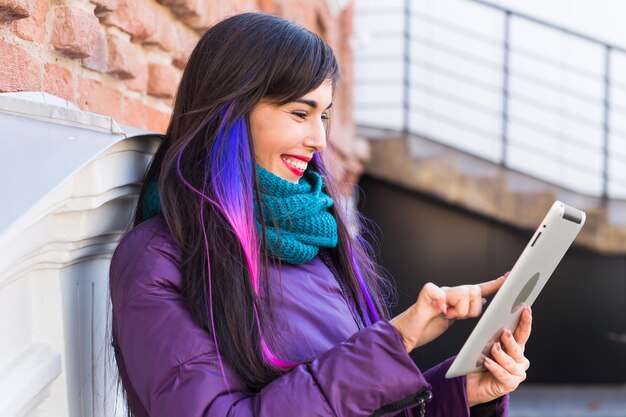 Foto giovane donna che usa il cellulare all'aperto