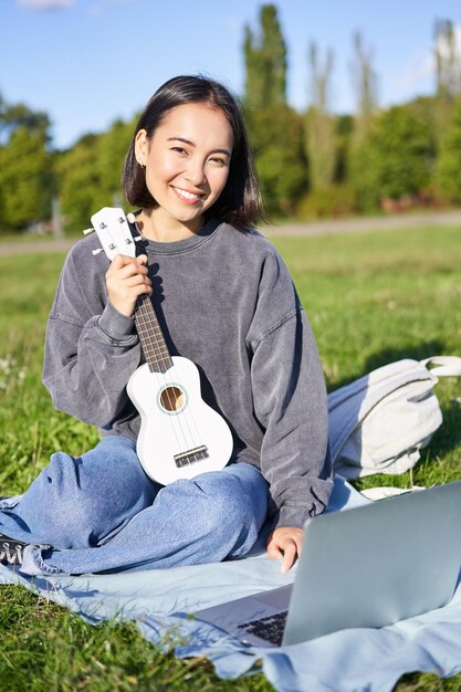 사진 현장에서 앉아서 드폰을 사용하는 젊은 여성