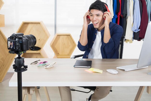 写真 テーブルに座って携帯電話を使っている若い女性