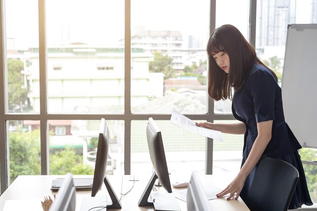 写真 テーブルに座って携帯電話を使っている若い女性