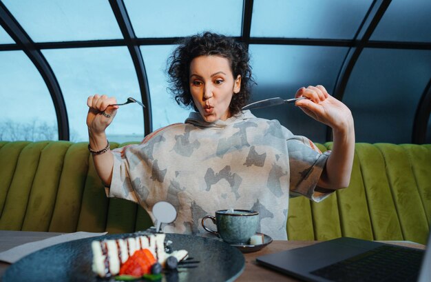 Photo young woman using mobile phone while sitting on seat