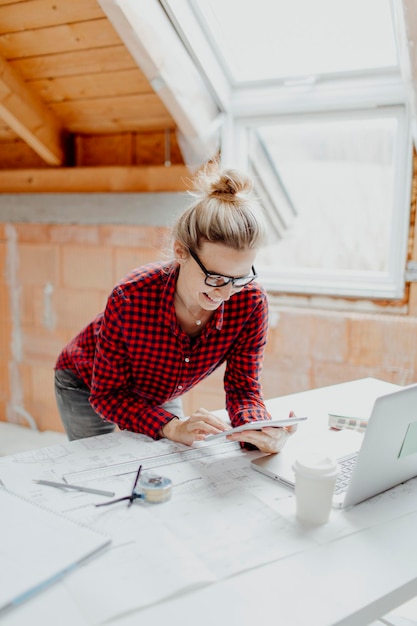 Photo young woman using mobile phone while sitting on table