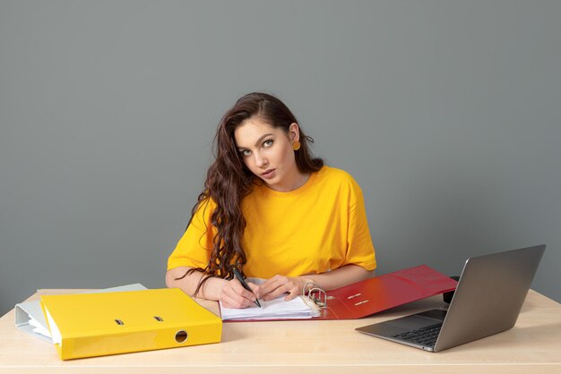 Photo young woman using mobile phone while sitting on table