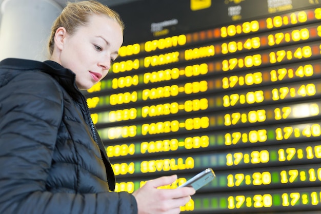 写真 携帯電話を使っている若い女性