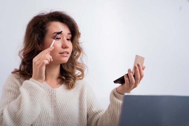 写真 携帯電話を使っている若い女性