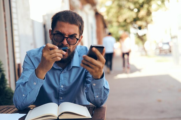 Photo young woman using mobile phone