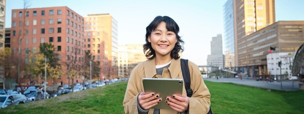 写真 携帯電話を使っている若い女性