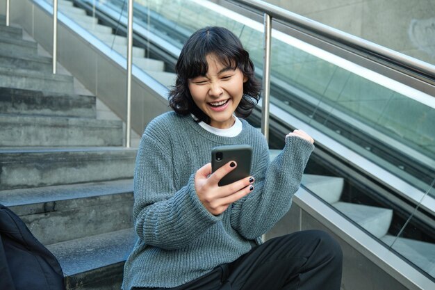 写真 携帯電話を使っている若い女性