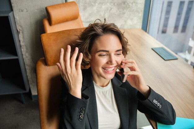 Photo young woman using mobile phone