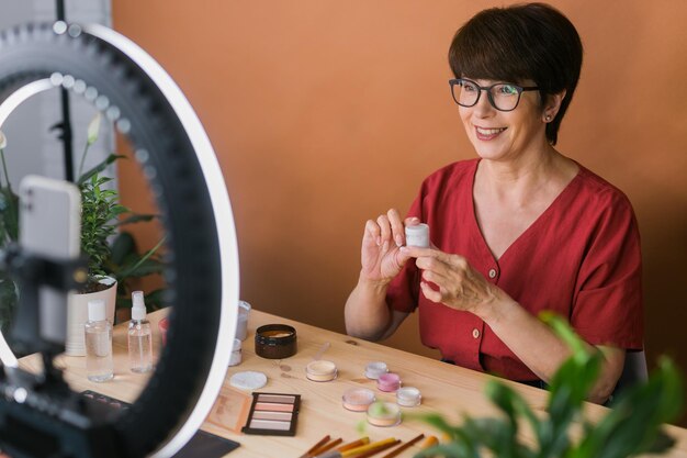 写真 携帯電話を使っている若い女性