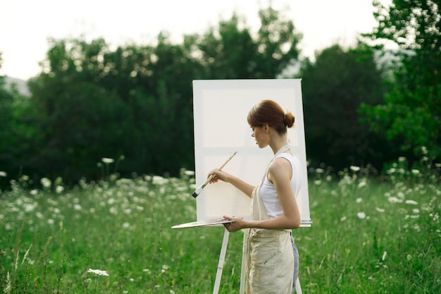 Photo young woman using mobile phone