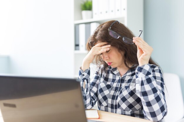 写真 携帯電話を使っている若い女性